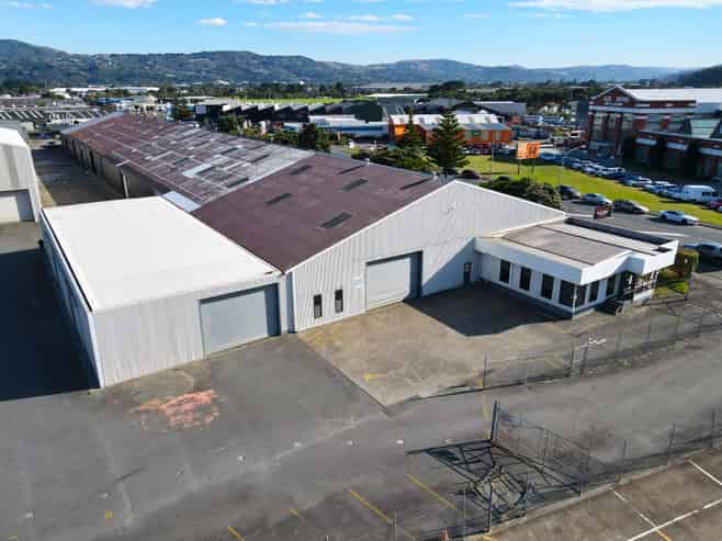 Clear Span Warehousing with Offices and Yard