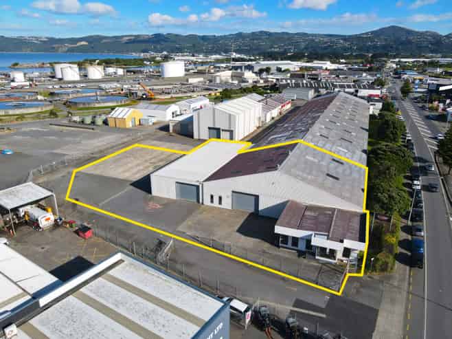 Clear Span Warehousing with Offices and Yard