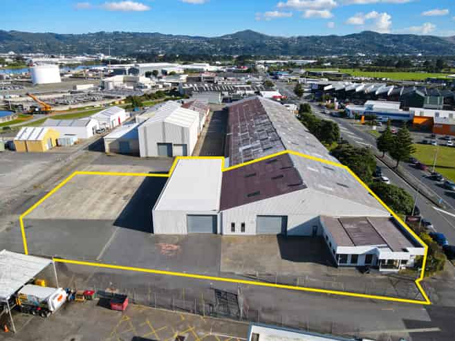 Clear Span Warehousing with Offices and Yard