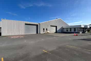 Clear Span Warehousing with Offices and Yard