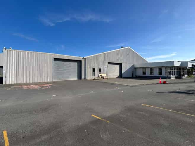 Clear Span Warehousing with Offices and Yard