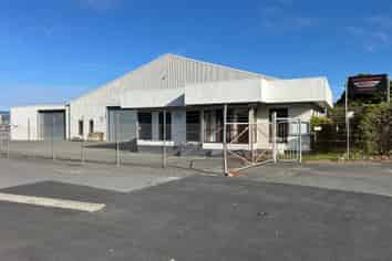 Clear Span Warehousing with Offices and Yard