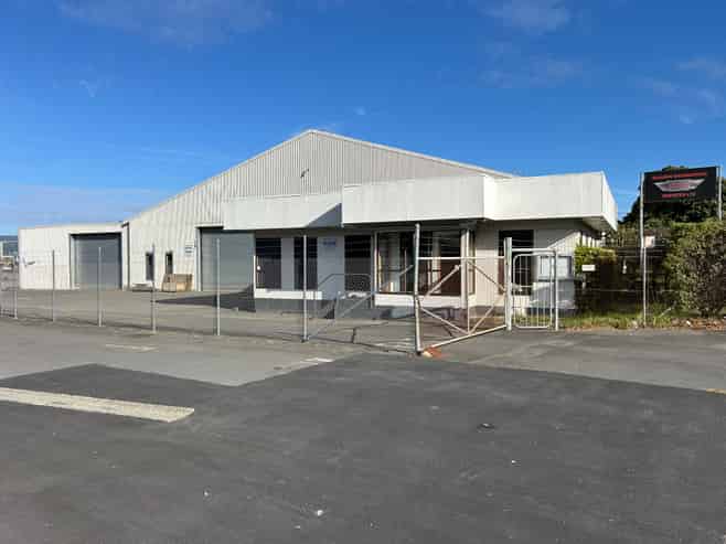 Clear Span Warehousing with Offices and Yard