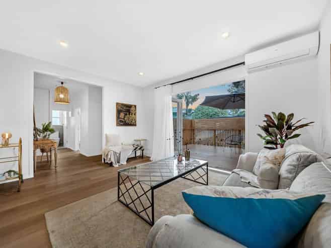 1/8 Hillsborough Road, Hillsborough