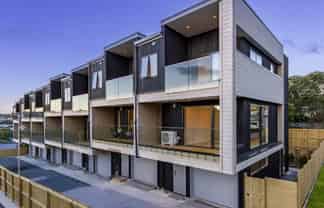 2/64 Pupuke Road, Hillcrest