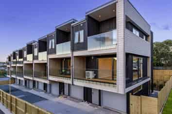 2/64 Pupuke Road, Hillcrest