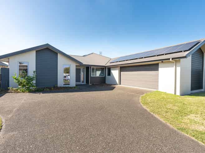 5 Camberley Way, Huntington