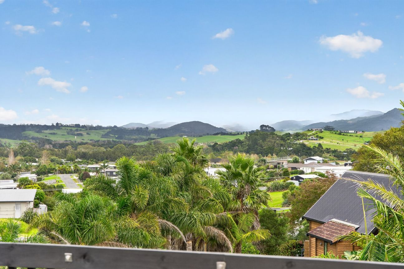 Spacious retreat with stunning Brynderwyn views - Vista 6