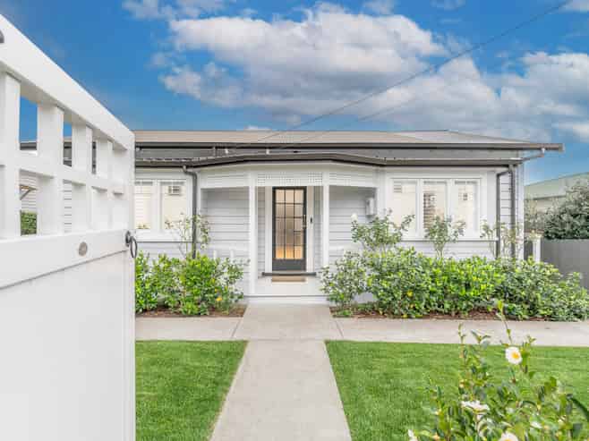 83 Fowlds Avenue, Sandringham