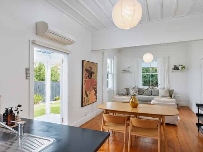 2/13 Tasman Avenue, Mount Albert