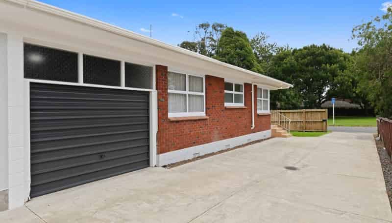 1/8 Edgewater Drive, Pakuranga