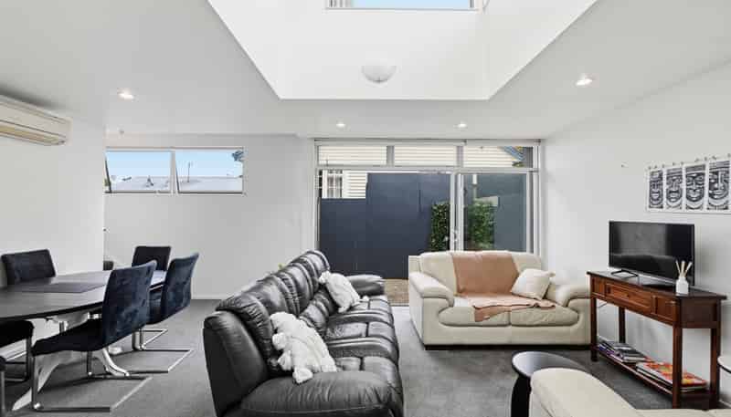 32B Elizabeth Street, Victoria
