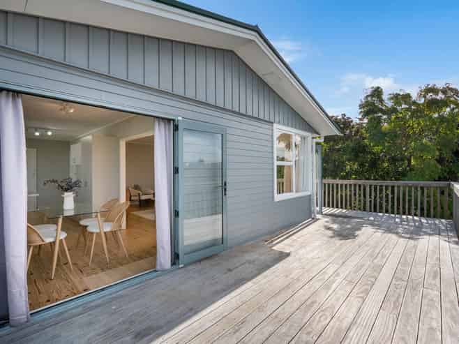 897 East Coast Road, Northcross