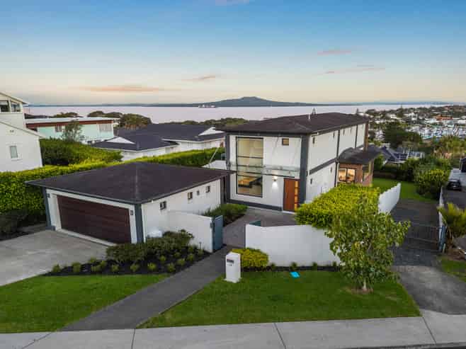 13 Seaview Road, Castor Bay