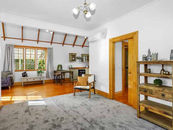 463A High Street South, Carterton