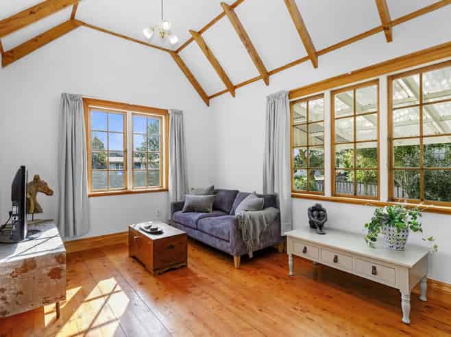 463A High Street South, Carterton