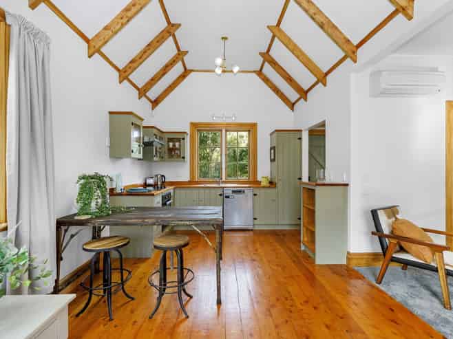 463A High Street South, Carterton