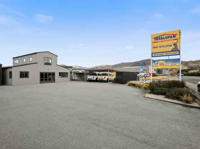 Prime Cromwell freehold - invest or occupy