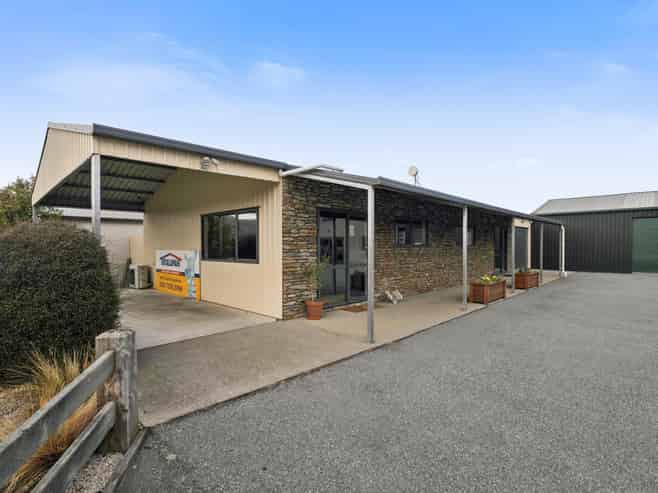 Prime Cromwell freehold - invest or occupy