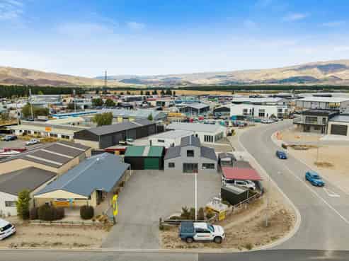 Prime Cromwell freehold - invest or occupy