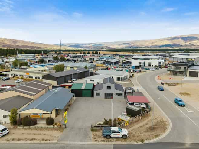 Prime Cromwell freehold - invest or occupy