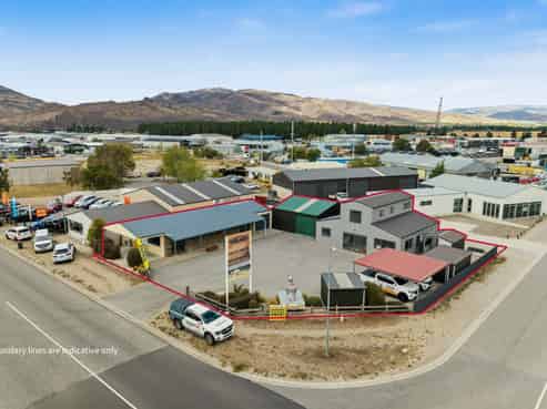 Prime Cromwell freehold - invest or occupy