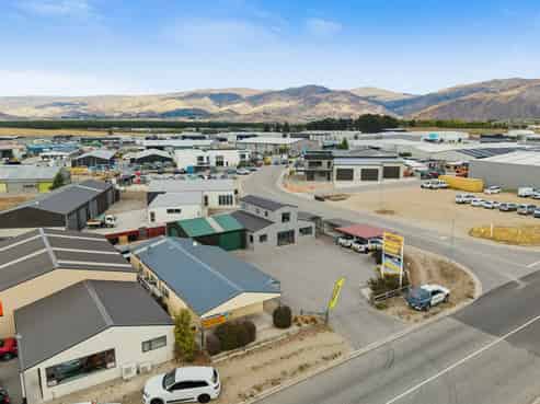 Prime Cromwell freehold - invest or occupy