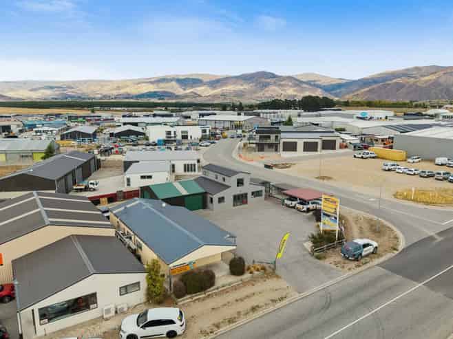 Prime Cromwell freehold - invest or occupy