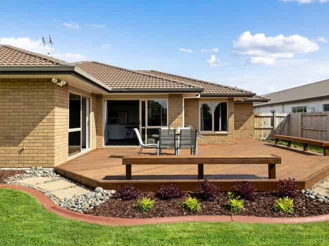 13 Rosewood Court, Huntington