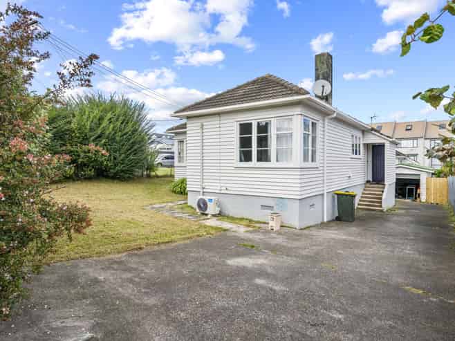 Corner profile investment with income and upside