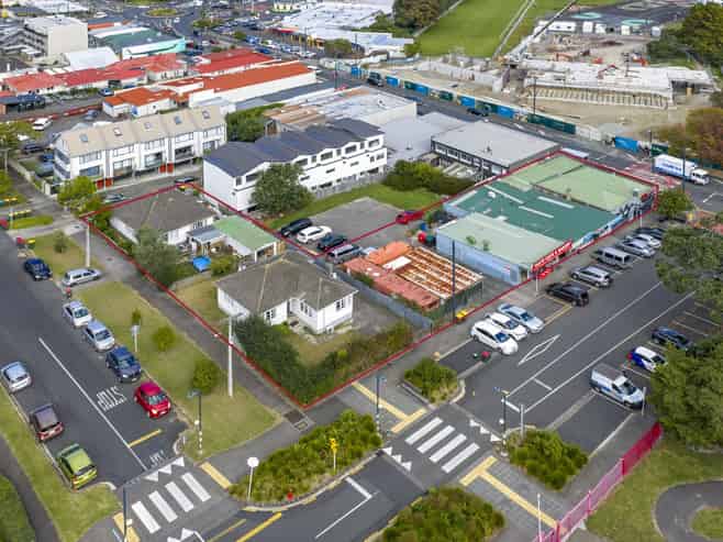 Corner profile investment with income and upside