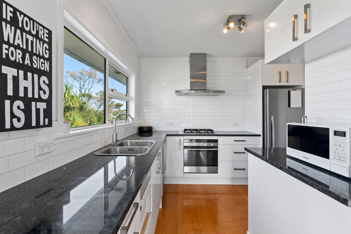 Sharply Priced at $995,000 – pohled 2