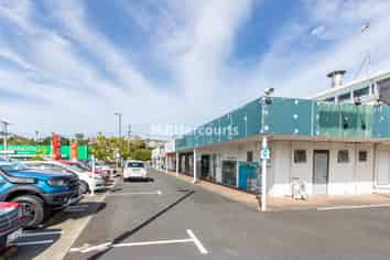 Outstanding Browns Bay Retail