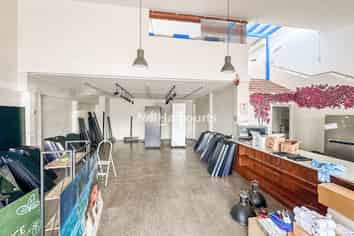 Outstanding Browns Bay Retail