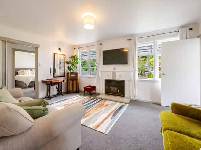 243 State Highway 51, Clive