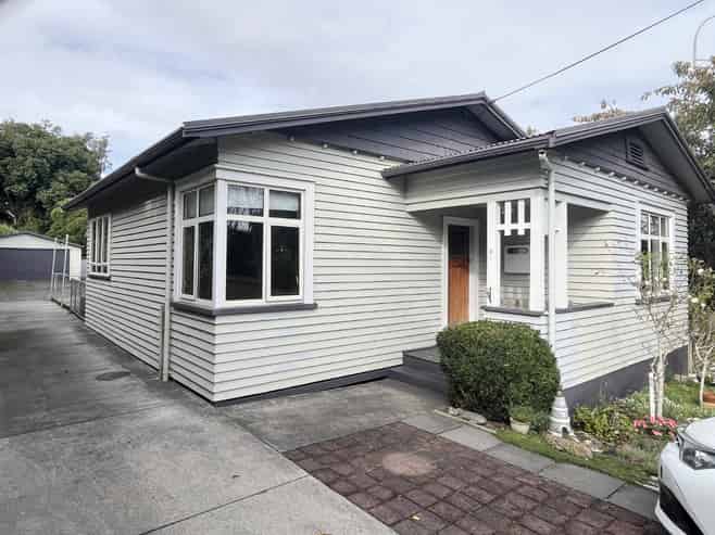 B/8 Ngaio Street, Strandon