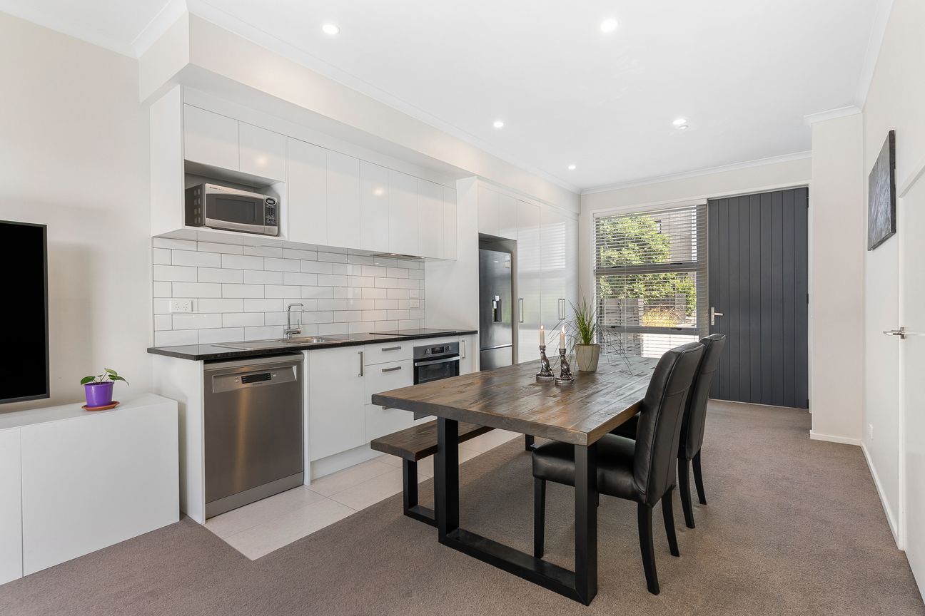 Freehold. 2 Heat Pumps. Fresh Price! - Fler