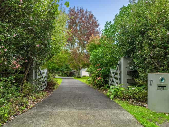 37 Hardens Lane, Paremoremo