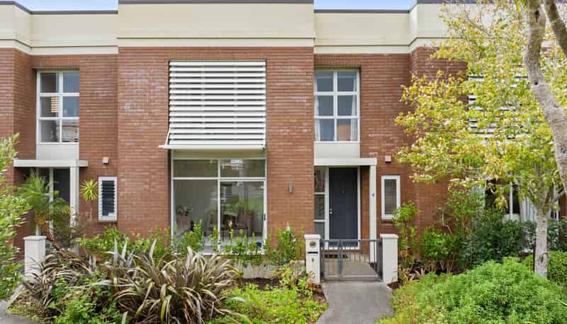 6 Baber Drive, Stonefields