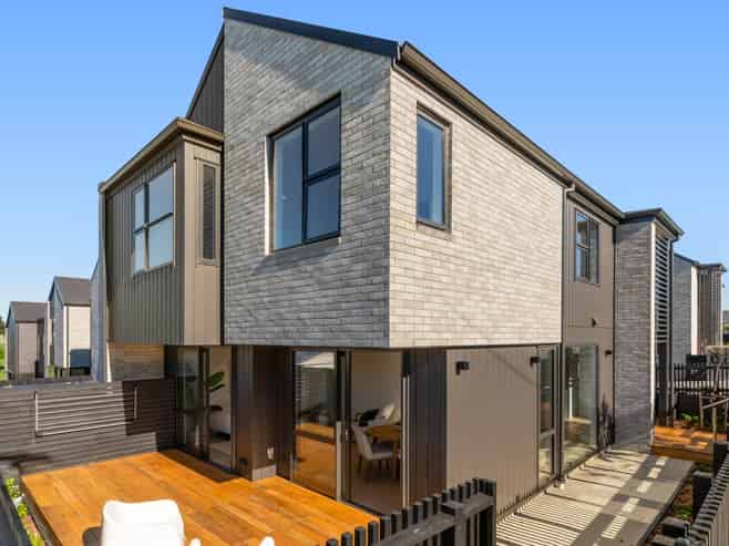 26-28  Weybridge Crescent, Glen Innes