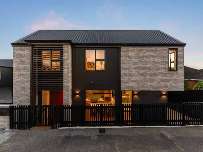 26-28  Weybridge Crescent, Glen Innes