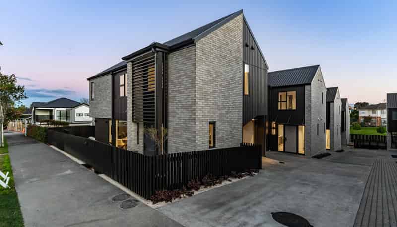 26-28  Weybridge Crescent, Glen Innes