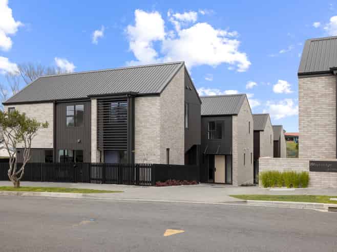 26-28  Weybridge Crescent, Glen Innes