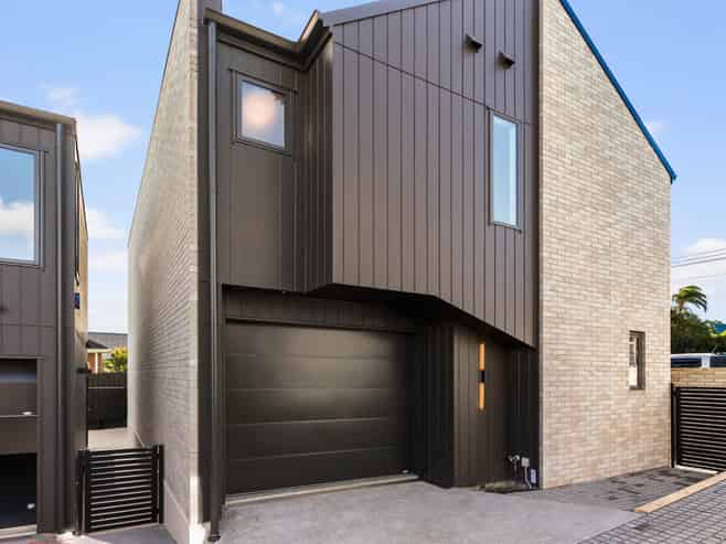 26-28  Weybridge Crescent, Glen Innes