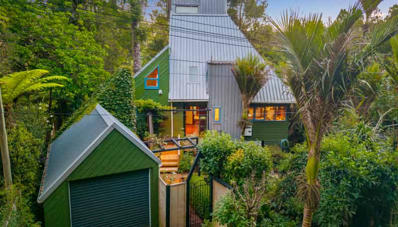 8 Valley View Road, Titirangi