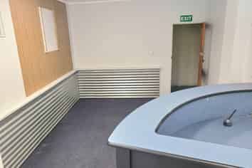 51M² EX HAIR SALON FOR LEASE
