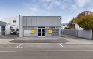 Showroom/warehouse for lease!