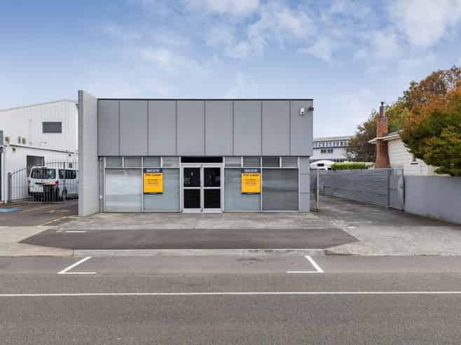 Showroom/warehouse for lease!