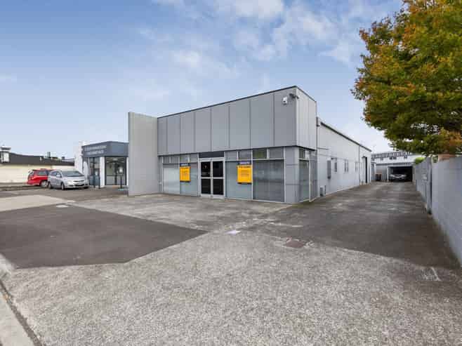 Showroom/warehouse for lease!