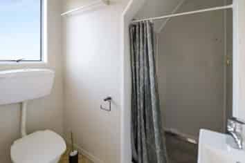 2/45 Whites Line West, Woburn